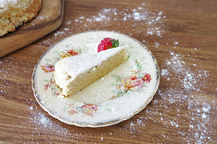 Lemonade and coconut cake